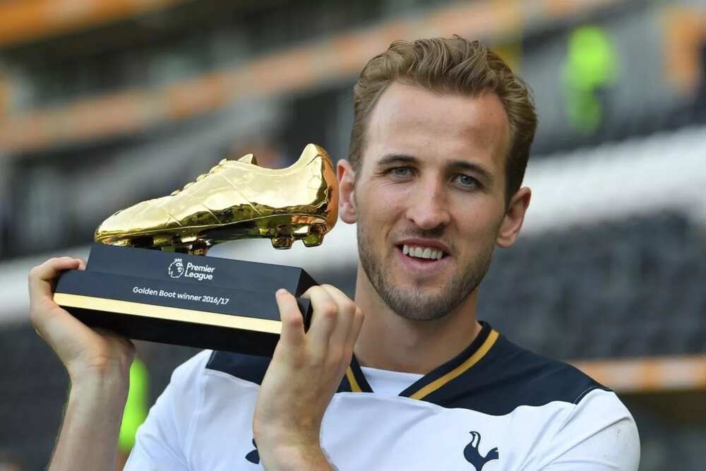 Kane with BPL Golden Boot award