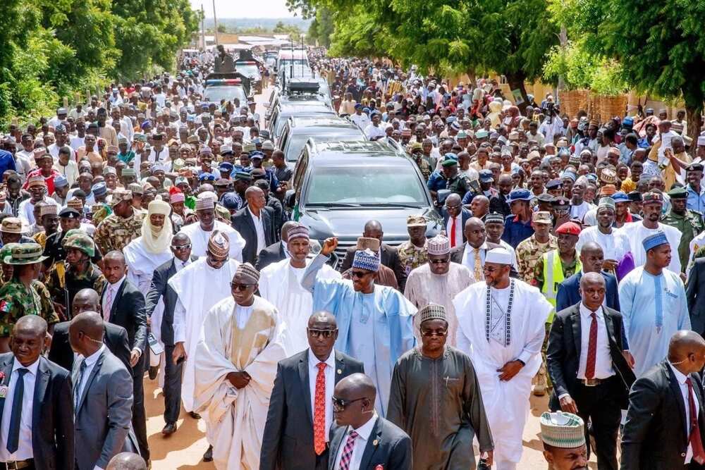 Shugaba Buhari yayin tattaki bayan halartar Sallar Idi a garin Daura Shugaba Buhari yayin tattaki bayan halartar Sallar Idi a garin Daura