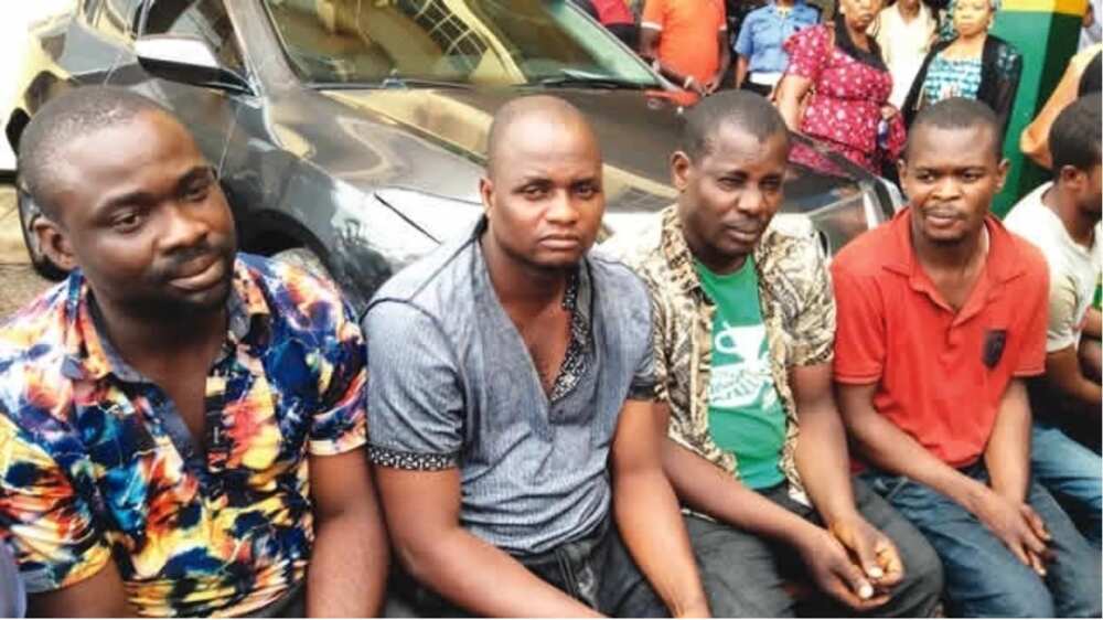 5 suspected ‘one-chance’ robbers who killed their victim with hammer arrested in Abuja (photo)