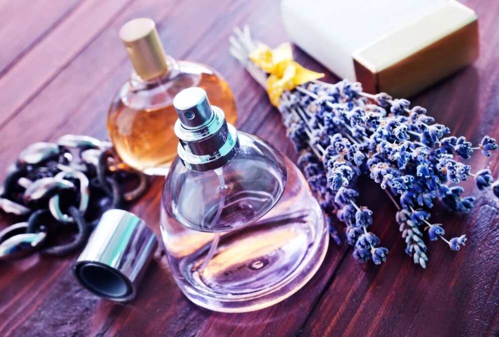 The composition of perfume includes natural ingredients