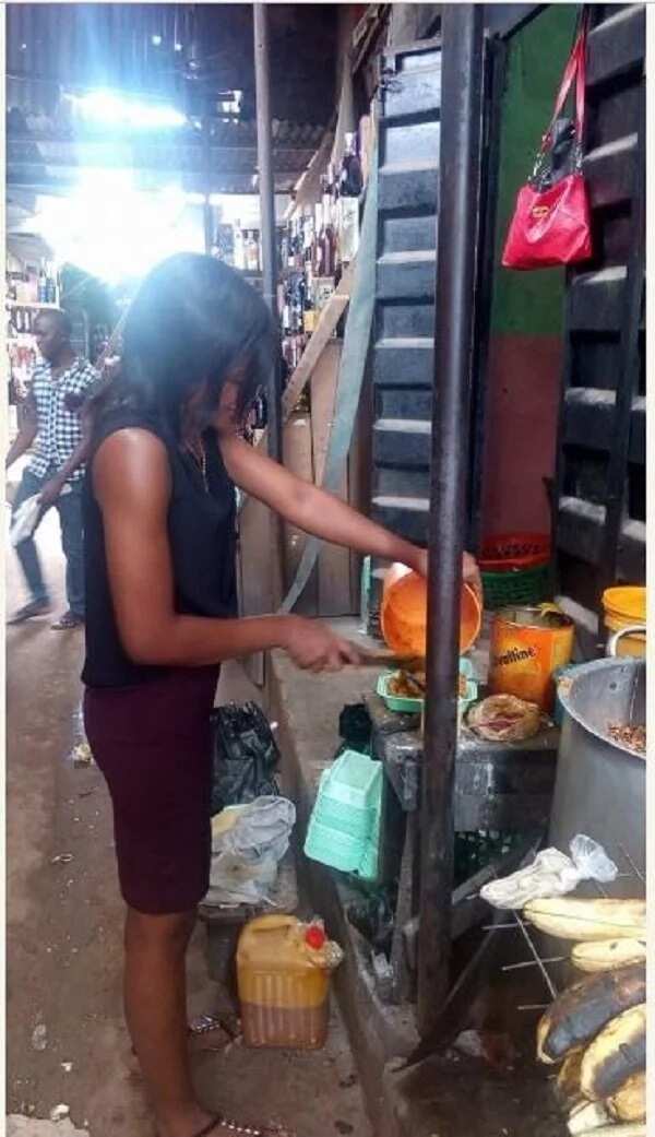 Meet Pretty UNN Student Who Helps The Mother To Roast Yam