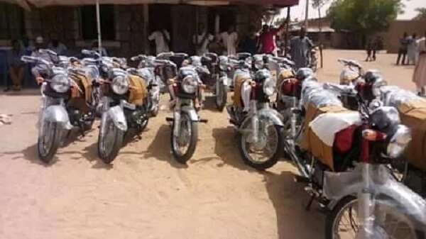 Wani babban hamshakin dan kasuwa ya bada tallafi sama da naira milyan 10 ga matasa a jihar Jigawa (Hotuna) Wani babban hamshakin dan kasuwa ya bada tallafi sama da naira milyan 10 ga matasa a jihar Jigawa (Hotuna)