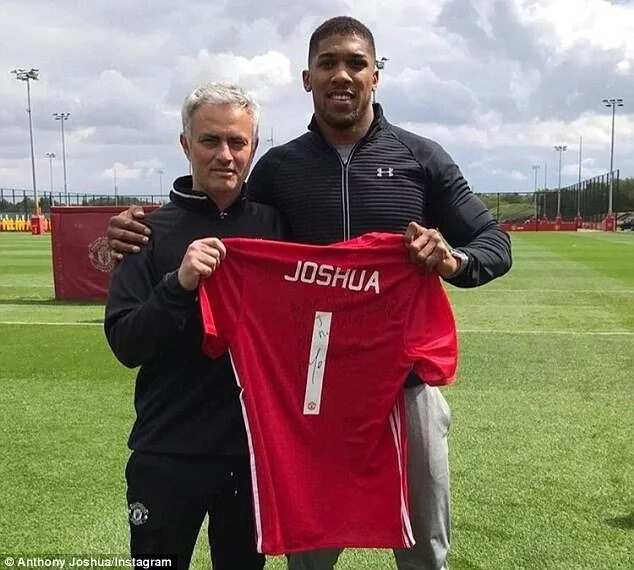 Anthony Joshua receives special gift from Mourinho and Man Utd stars (photos)