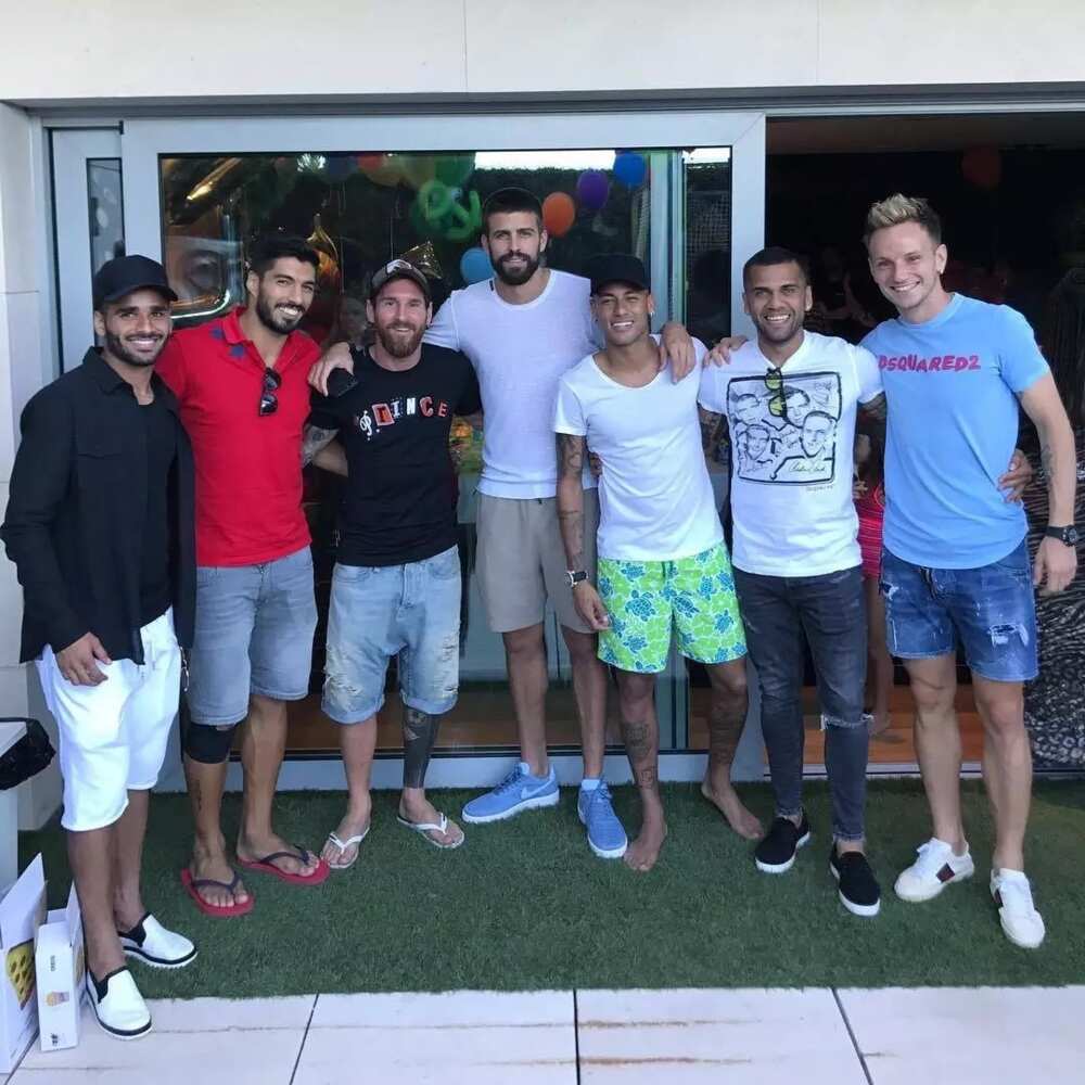 Neymar links up with former Barcelona teammates (photos)
