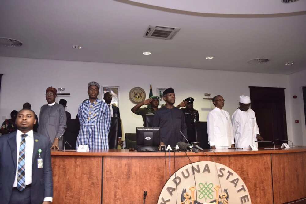 YANZU-YANZU: Mukaddshin shugaban kasa na ganawa da Jama’atu Nasril Islam da Kungiyar C.A.N YANZU-YANZU: Mukaddshin shugaban kasa na ganawa da Jama’atu Nasril Islam da Kungiyar C.A.N