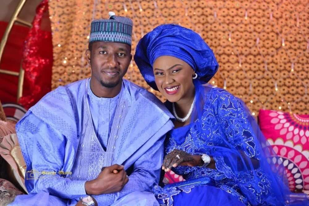 Wani ango kenan da galleliyar amarya sa a kasar hausa Wani ango kenan da galleliyar amarya sa a kasar hausa