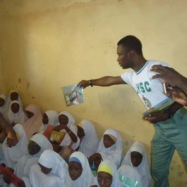 Yan bautar kasa sun ziyarci makarantar firamare a Kano inda dalinbai ke karatu a kasa (hotuna) Yan bautar kasa sun ziyarci makarantar firamare a Kano inda dalinbai ke karatu a kasa (hotuna)