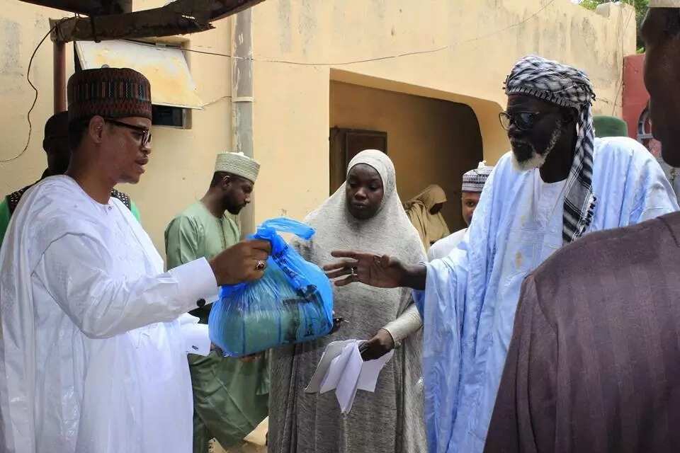 Nigerian comedian gives back to the society Nigerian comedian gives back to the society