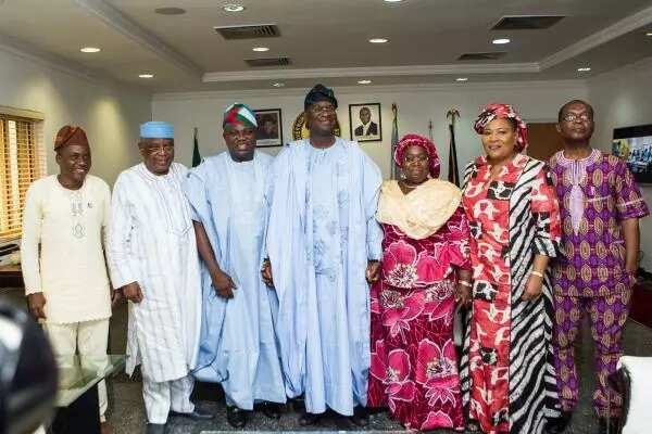 PHOTOS: Ambode Receives Hand-Over Notes From Fashola