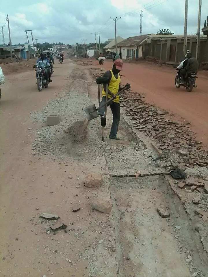 Disabled man spotted working as a labourer (photos)