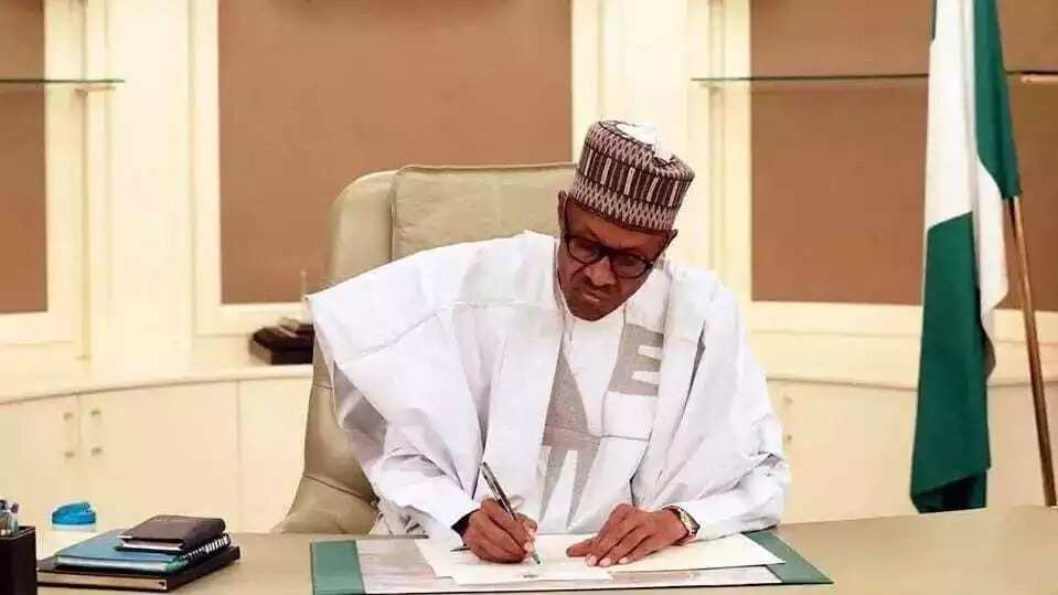 Yanzu Yanzu: Buhari ya nada tsohon mataimakin gwamnan CBN, Lemo a matsayin shuaban FERMA