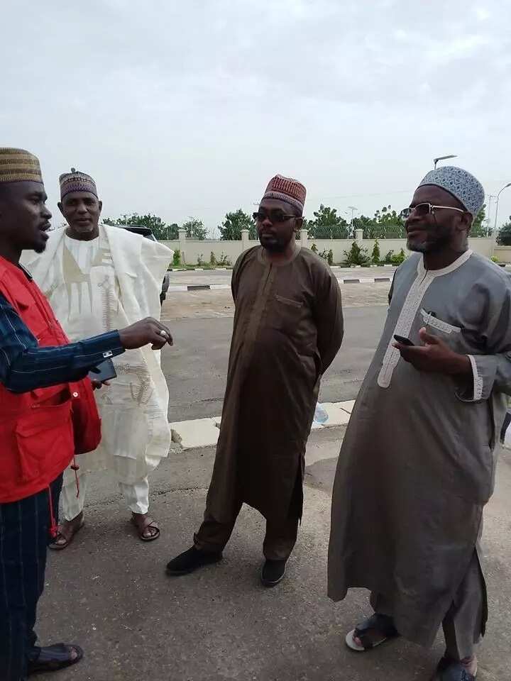 An official of the EFCC with Abdu Bulama and others remanded. Photo source: EFCC