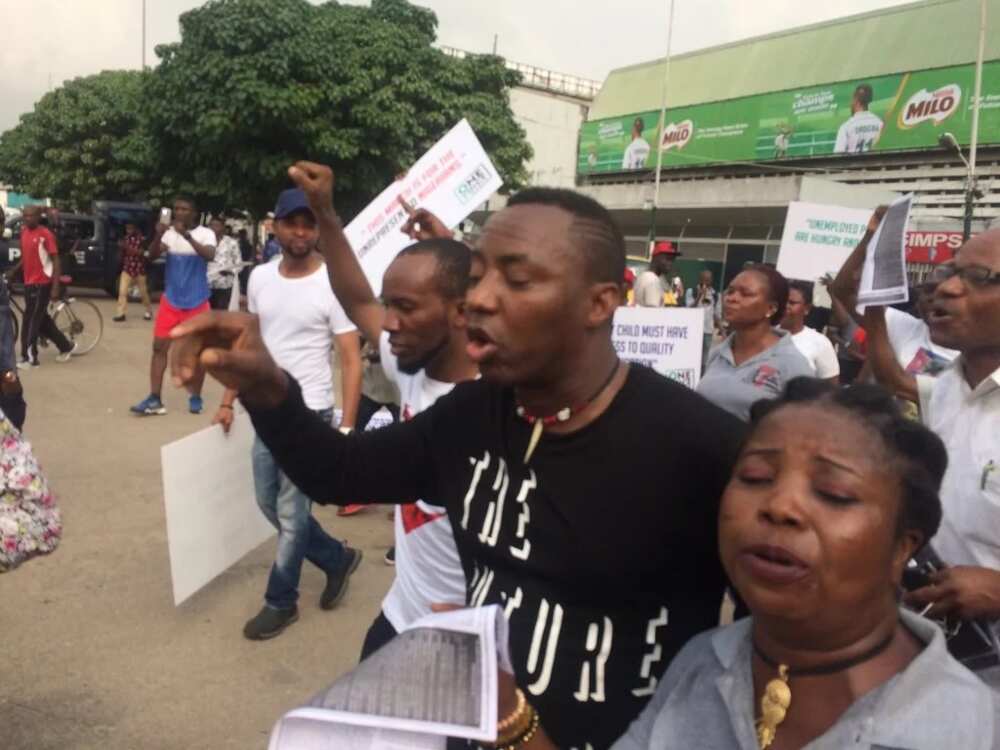 Live Updates: Nigerians continue nationwide protest at National stadium despite 2baba backing down