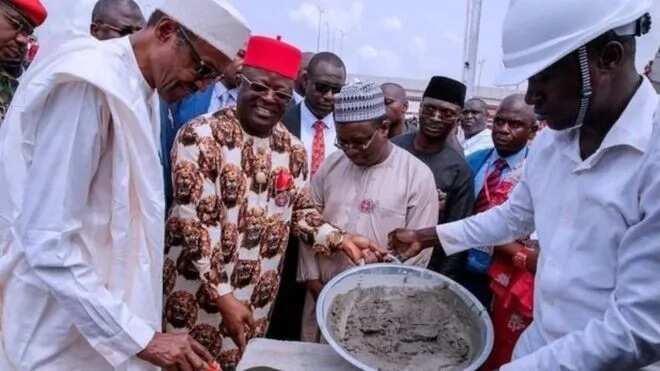 Gwamnatin Buhari ta gina wa 'yan kudu tituna da gadoji 69 Gwamnatin Buhari ta gina wa 'yan kudu tituna da gadoji 69