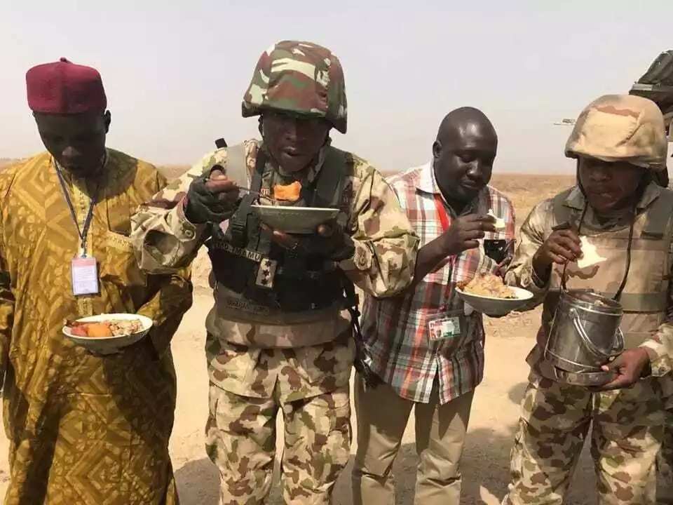 Janar Buratai yayi kalaci tare da Sojoji a dajin Sambisa Janar Buratai yayi kalaci tare da Sojoji a dajin Sambisa