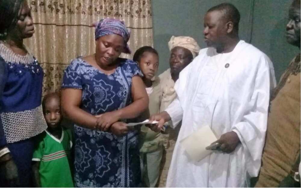 Tears as Governor Ambode donates N5m to widow of burnt kidnap victim
