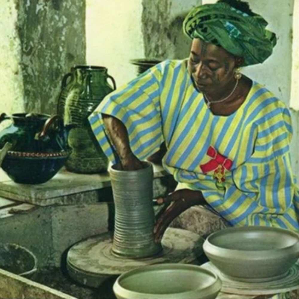 Takaitacen tarihin Ladi Dosei Kwali, mace ta farko da aka saka hoton ta a kudin Najeriya Takaitacen tarihin Ladi Dosei Kwali, mace ta farko da aka saka hoton ta a kudin Najeriya