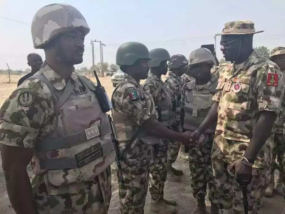 Janar Buratai yayi kalaci tare da Sojoji a dajin Sambisa Janar Buratai yayi kalaci tare da Sojoji a dajin Sambisa