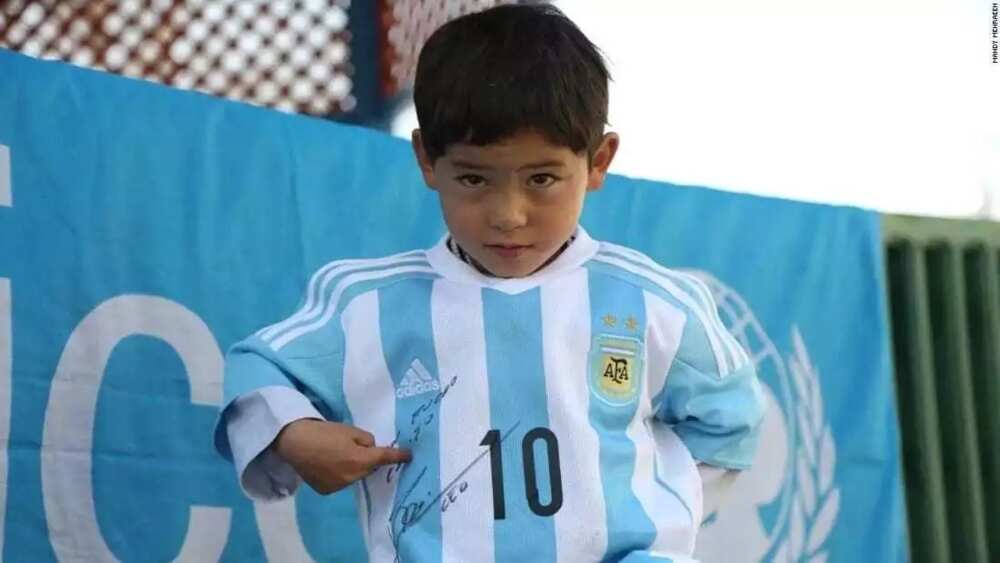Messi ya faranta ma wani yaro dan kasar Afghanistan rai Messi ya faranta ma wani yaro dan kasar Afghanistan rai