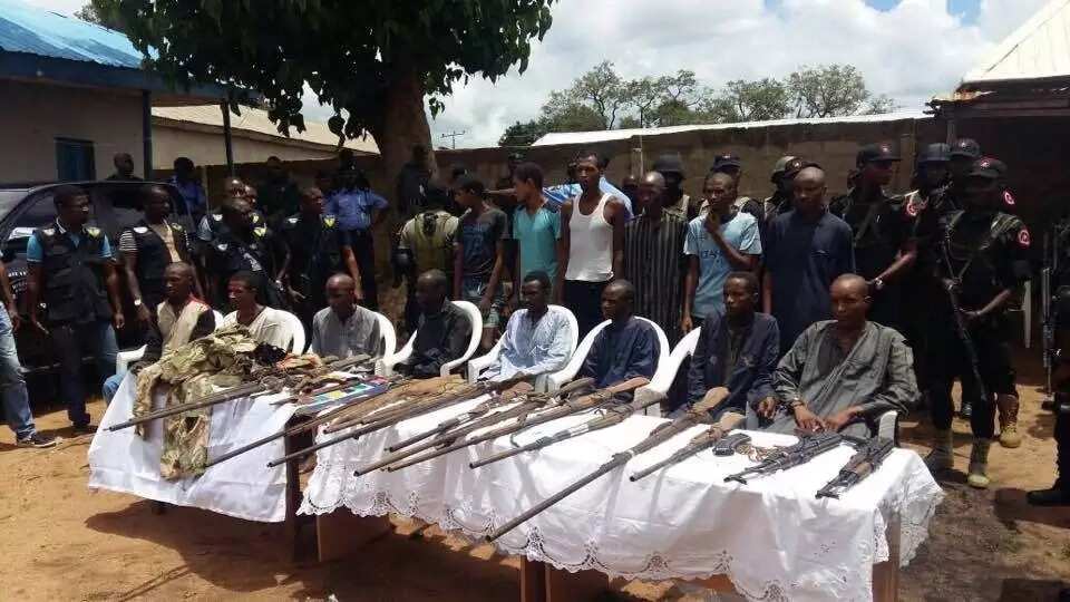 Police arrest kidnappers operating on Abuja-Kaduna expressway, confiscate various weapons Police arrest kidnappers operating on Abuja-Kaduna expressway, confiscate various weapons