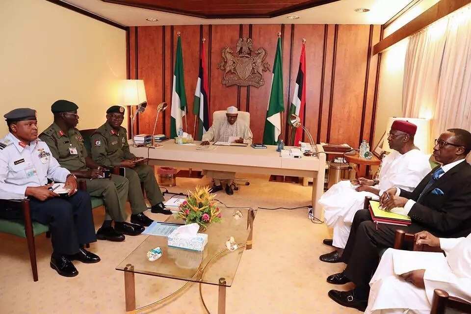 BREAKING: President Buhari meets with service chiefs in his residence