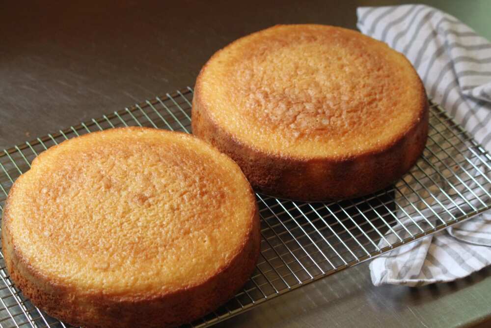 Steps for cooking a plain cake