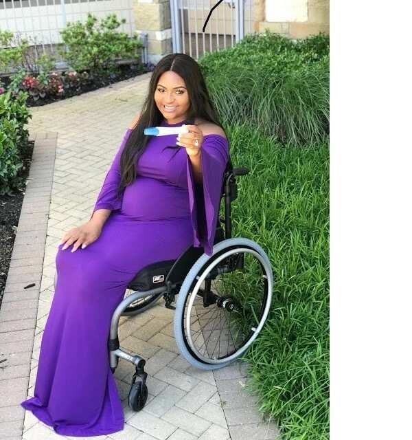 Popular Nigerian blogger in wheelchair Lizzy Oke announced her pregnancy with beautiful photos