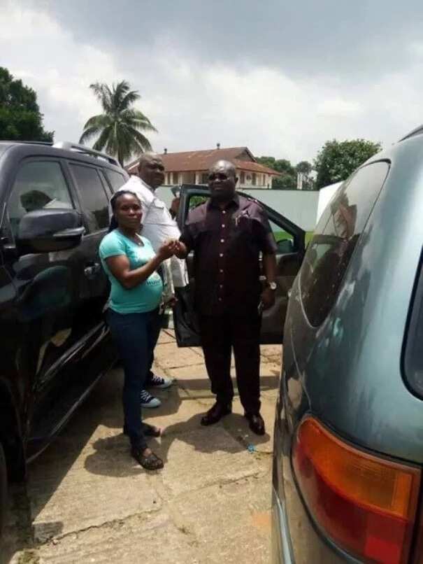 Gov Ikpeazu gifts pregnant commercial bus driver brand new car in Abia state (photos)