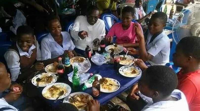 Anambra guber: Senator Andy Uba socialize with Anambraians, promise them a better deal if elected