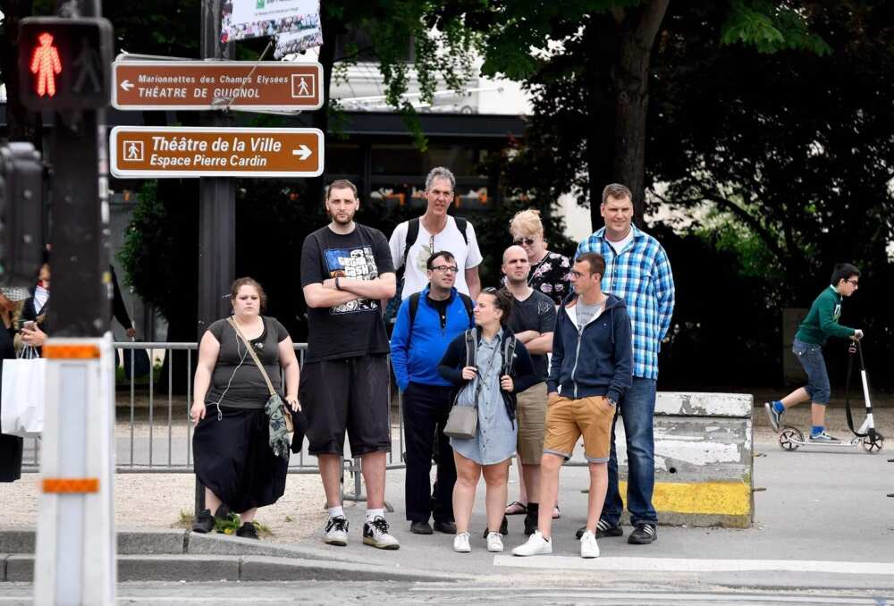 Dogo ba lamba: Mutanen da suka fi tsawo a Duniya su 12 sun shirya taro a kasar Faransa Dogo ba lamba: Mutanen da suka fi tsawo a Duniya su 12 sun shirya taro a kasar Faransa