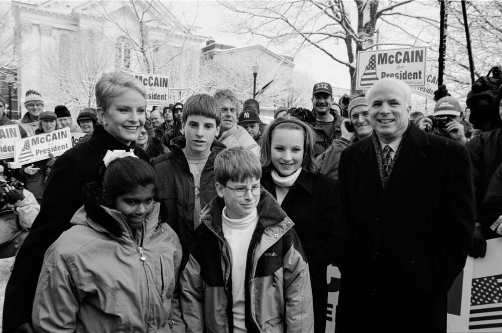 John McCain tare da iyalinsa a gangamin neman takarar shugabancin Amurka John McCain tare da iyalinsa a gangamin neman takarar shugabancin Amurka