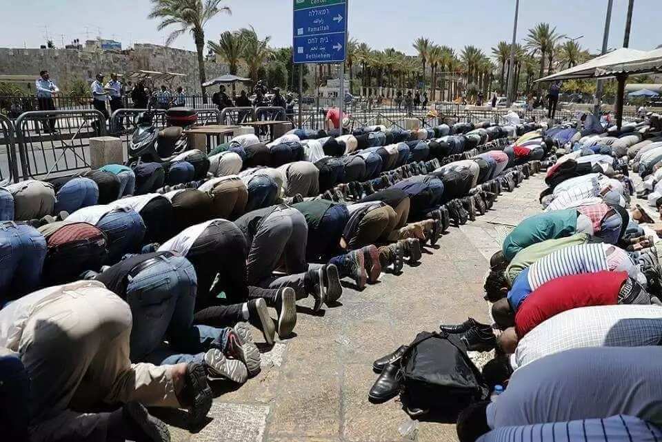 Anyi gumurzu a kofar shiga Masallacin Ƙudus tsakanin Sojoji da Musulmai (HOTUNA) Anyi gumurzu a kofar shiga Masallacin Ƙudus tsakanin Sojoji da Musulmai (HOTUNA)