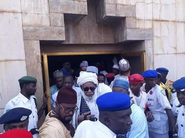 Sheikh Dahiru Bauchi ya jagoranci gudanar da zikirin Juma'a tare da yi wa kasa addu'a a babban masallacin Abuja (hotuna)