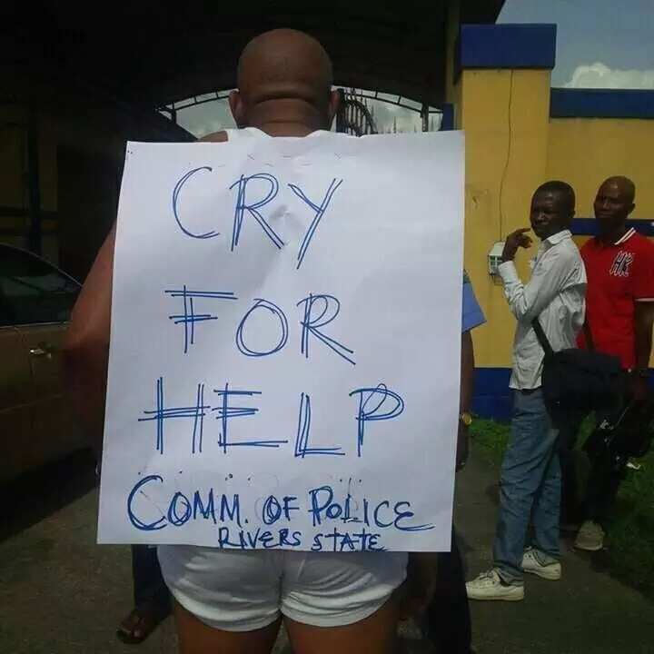 Lone man protests against kidnapping, armed robbery in Port Harcourt (photos)