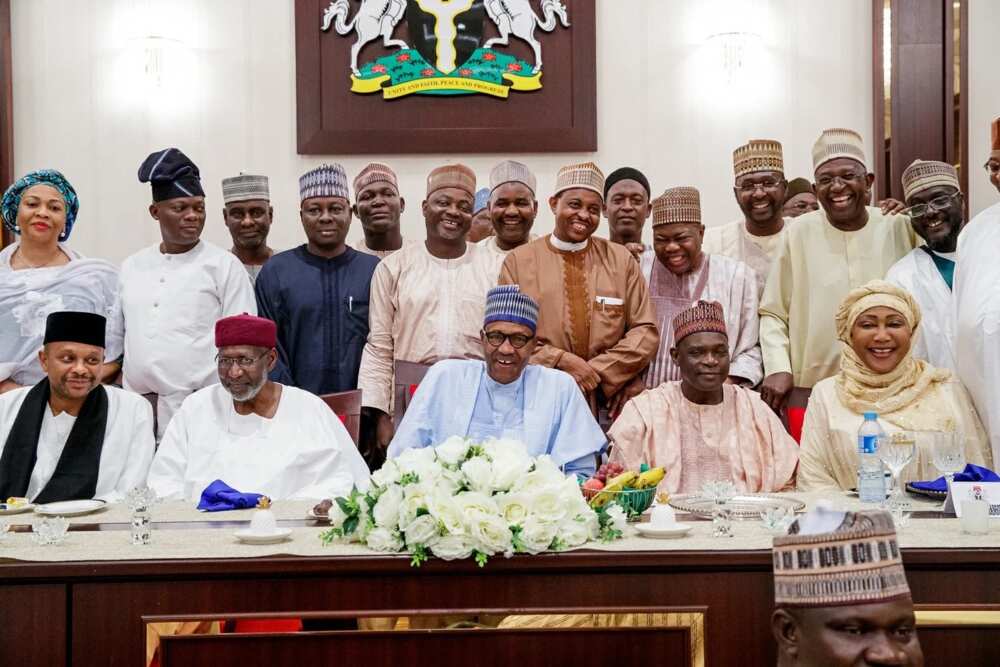 An ci an sha yayin da Buhari ya karbi bakoncin Dangote da hamshakan yan kasuwa a Villa An ci an sha yayin da Buhari ya karbi bakoncin Dangote da hamshakan yan kasuwa a Villa