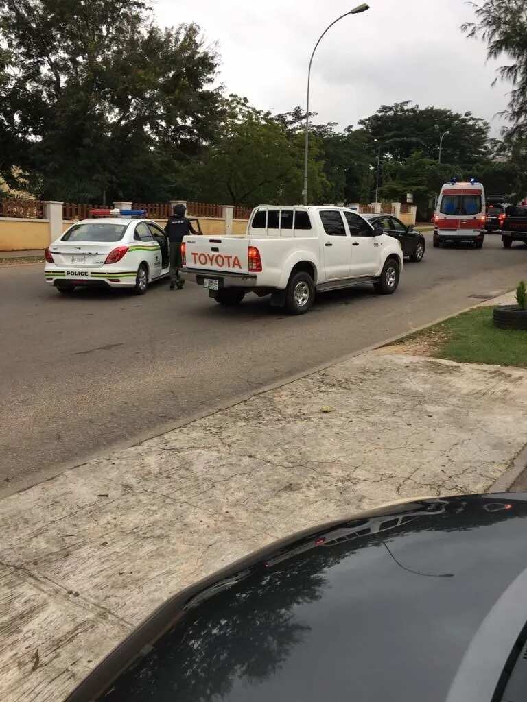 Police cars allegedly blocking the home of the Senate president. Photo source: Bamikole Omisore