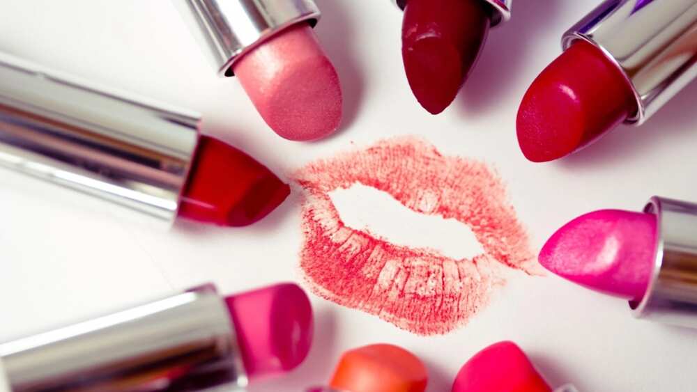 Choose lipsticks and lips glosses of different shades