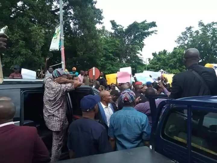 Breaking: Benue youths block Ortom from meeting APC leaders in Abuja