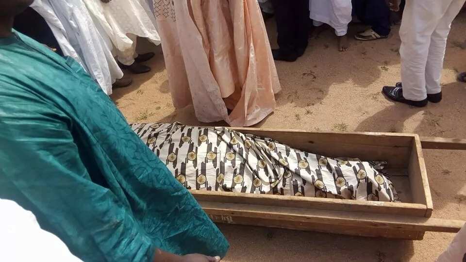 Hawaye sun kwaranya yayinda aka sada Hajiya Zainab Murtala Nyako da gidanta na gaskiya (hotuna) Hawaye sun kwaranya yayinda aka sada Hajiya Zainab Murtala Nyako da gidanta na gaskiya (hotuna)
