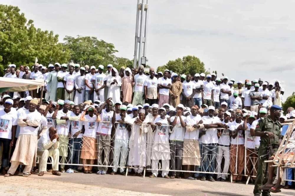 Gwamna Ganduje ya raba miliyan N275m ga matasa 8,800 karkashin tsarin tallafin Buhari, hotuna Gwamna Ganduje ya raba miliyan N275m ga matasa 8,800 karkashin tsarin tallafin Buhari, hotuna
