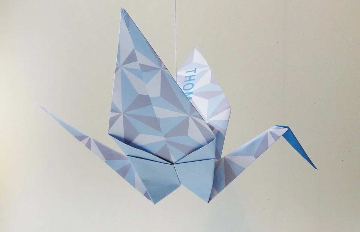 Журавлики из бумаги оригами для начинающих пошагово. Бумажный Журавлик символ. Оригами Журавлик. Журавль оригами. Бумажный журавль оригами.
