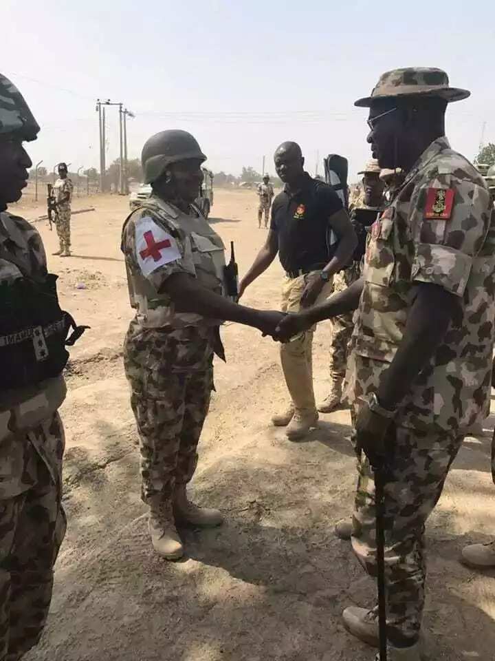 Janar Buratai yayi kalaci tare da Sojoji a dajin Sambisa Janar Buratai yayi kalaci tare da Sojoji a dajin Sambisa