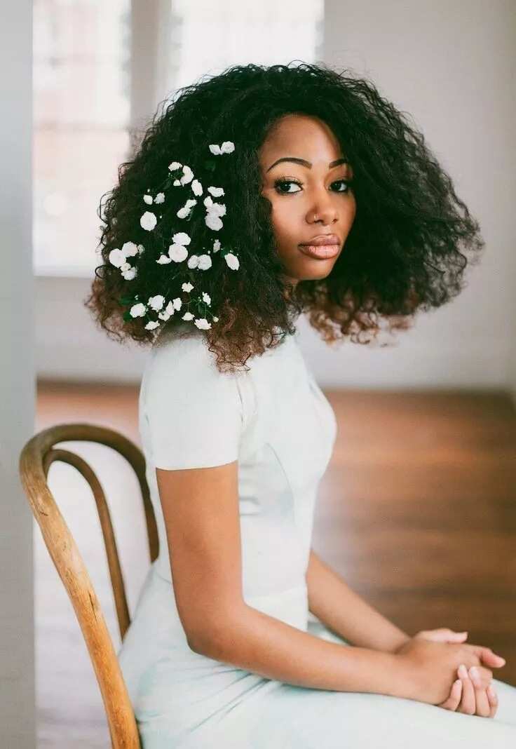 Wedding hairstyle for bob with simple decor