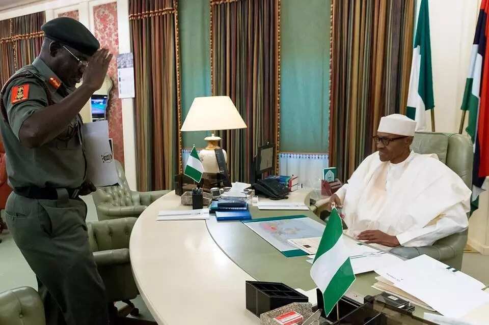 YANZU YANZU: Janar Buratai na koro ma shugaba Buhari bayani (HOTO)