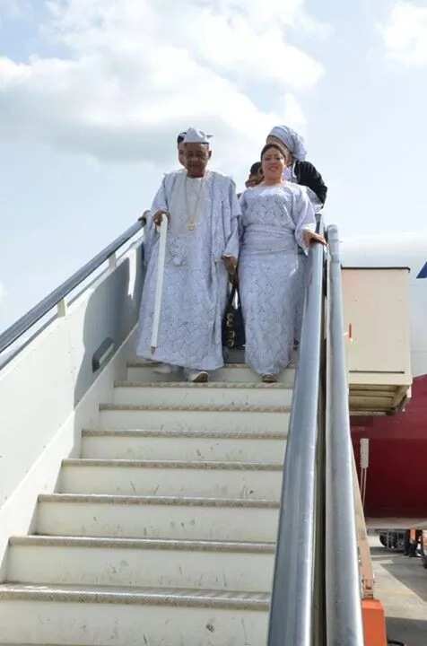 Alaafin Of Oyo Causes Stir With Wives At The Airport