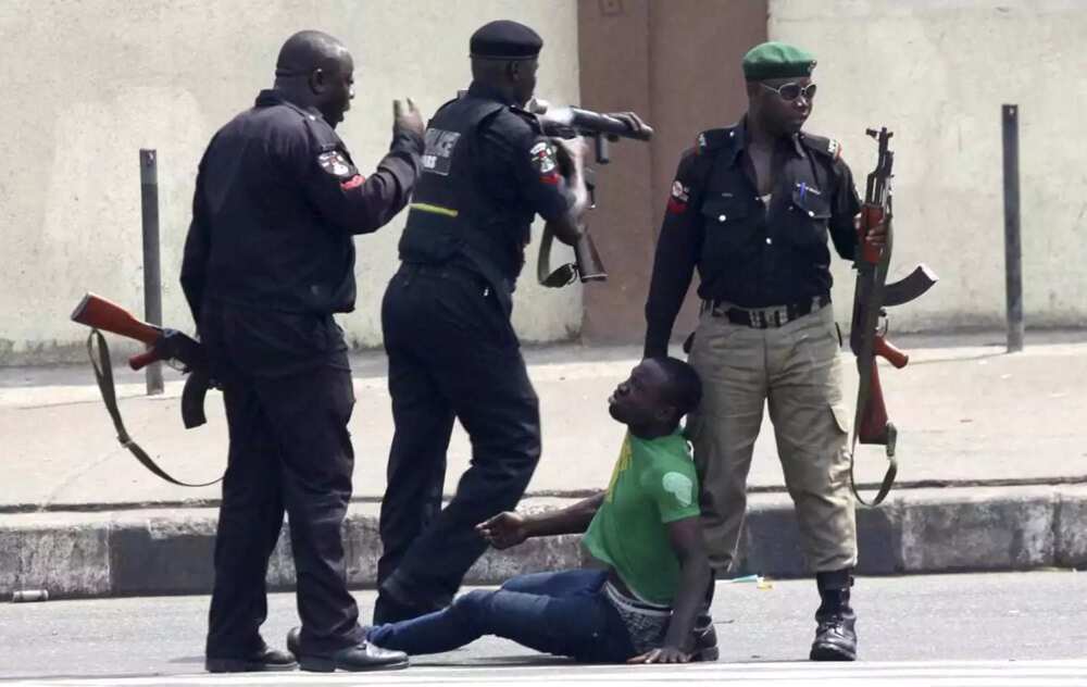 Kwamacala: Wasu fusatattun samari sun bankawa gidan Dan sanda wuta ya kone kurmus Kwamacala: Wasu fusatattun samari sun bankawa gidan Dan sanda wuta ya kone kurmus