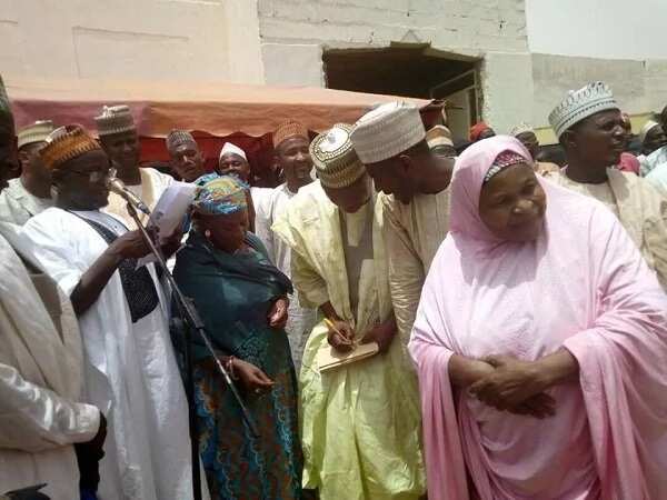 Wani babban hamshakin dan kasuwa ya bada tallafi sama da naira milyan 10 ga matasa a jihar Jigawa (Hotuna) Wani babban hamshakin dan kasuwa ya bada tallafi sama da naira milyan 10 ga matasa a jihar Jigawa (Hotuna)