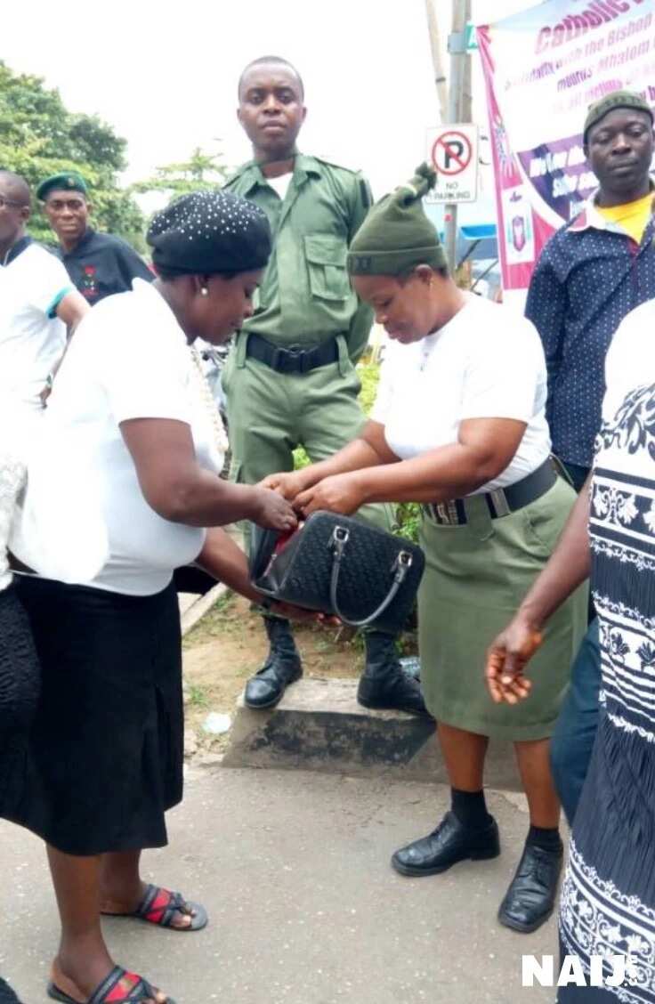 Yanzu Yanzu: Mabiya addinin Katolika, maza da mata na gudanar da zanga-zanga a Lagas kan kisan da akeyiwa kiristocin a kasar (hotuna)