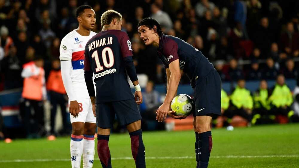 Cavani rejects €1m offer from PSG to hand over penalty duties to Neymar