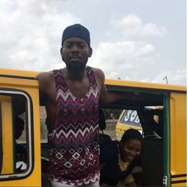 Hilarious: Adekunle Gold turns bus conductor (photos, videos) ▷ Legit.ng